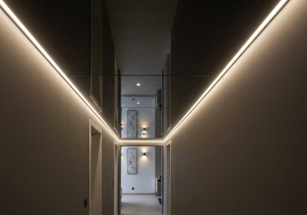 Czy sufit napinany z powłoką lustrzaną optycznie powiększy bardzo wąski korytarz?